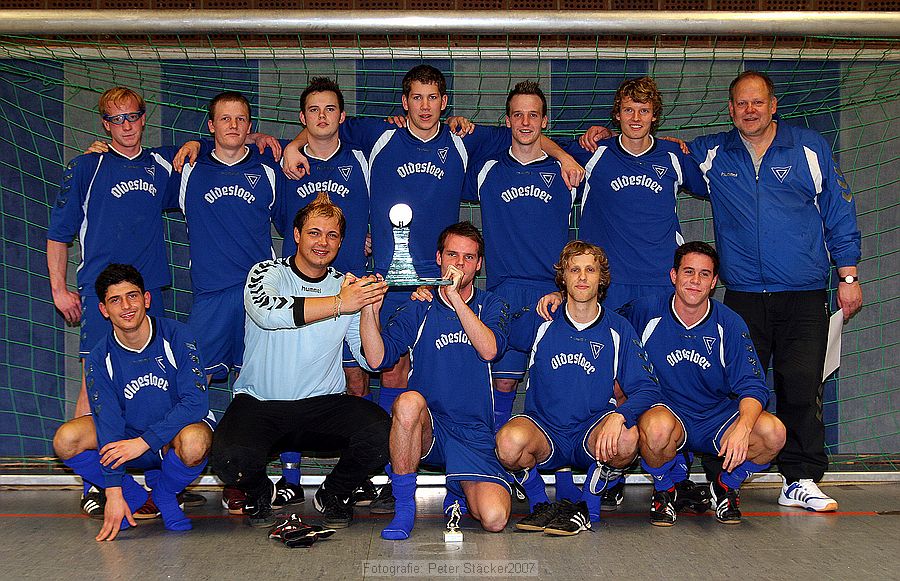 Fuball, Hallenturnier, 23. Rudi-Herzog-Pokal des VfL Oldesloe, Sieger VfL OldesloeFoto: Robert Hoyer, Meiendorfer Strae 18, 22145 Hamburg, Tel.: 0177/2411407;Hamburger Sparkasse/BLZ: 200 505 50/Konto: 12 92 50 95 34Steuernummer: 08/750/05774Honorar zzgl. 7% Mwst.